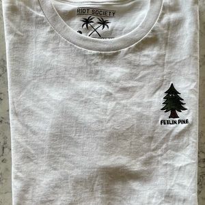 Feelin Pine Embroidered Mens T-Shirt Sz L NWOT